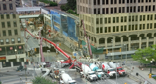 Ottawa's giant downtown sinkhole will take at least a week to fix, city says